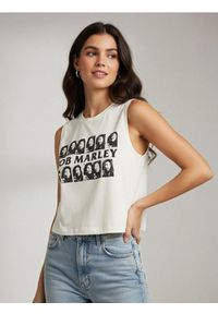 Sinsay - Bawełniany crop top bez rękawów z nadrukiem Bob Marley - kremowy. Kolor: kremowy. Materiał: bawełna. Długość rękawa: bez rękawów. Wzór: nadruk #1