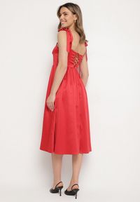 Born2be - Czerwona Rozkloszowana Sukienka Vices na Wiązanych Ramiączkach Natavine. Okazja: na co dzień, na imprezę. Typ kołnierza: dekolt kwadratowy. Kolor: czerwony. Materiał: poliester, jeans. Długość rękawa: na ramiączkach. Sezon: lato. Styl: casual, klasyczny #4