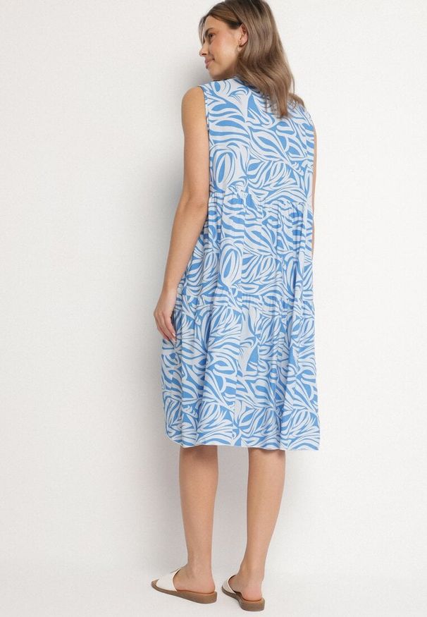 Born2be - Niebieska Bawełniana Rozkloszowana Sukienka z Geometrycznym Wzorem Annivaria. Okazja: na co dzień. Typ kołnierza: dekolt w kształcie V. Kolor: niebieski. Materiał: bawełna. Wzór: geometria. Typ sukienki: rozkloszowane. Styl: casual, elegancki, klasyczny
