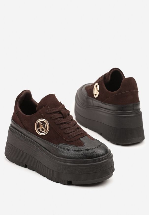 Born2be - Brązowe Sneakersy Vices na Platformie Zdobione Okrągłą Aplikacją Wodvire. Okazja: na co dzień, na spacer. Nosek buta: okrągły. Kolor: brązowy. Materiał: jeans. Szerokość cholewki: normalna. Wzór: aplikacja. Obcas: na platformie. Sport: turystyka piesza