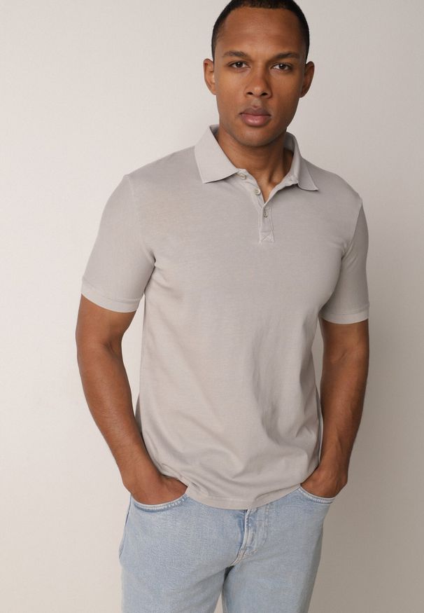 Born2be - Szara Gładka Koszulka Polo o Klasycznym Kroju Sinopea. Okazja: na co dzień, do pracy, na spotkanie biznesowe. Typ kołnierza: polo. Kolor: szary. Materiał: jeans. Wzór: gładki. Styl: klasyczny