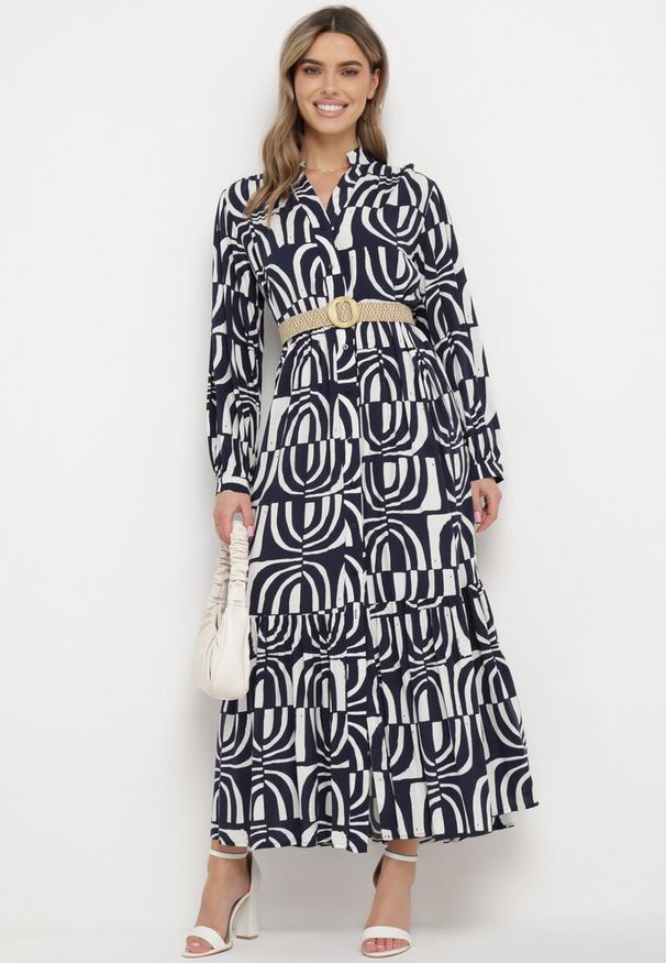 Born2be - Granatowo-Biała Sukienka Długa Rozkloszowana w Geometryczny Print o Koszulowym Kroju Verdana. Kolor: niebieski. Materiał: tkanina. Wzór: geometria, nadruk. Sezon: lato. Typ sukienki: koszulowe. Styl: klasyczny. Długość: maxi