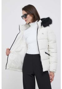 Calvin Klein Jeans kurtka damska kolor beżowy zimowa. Kolor: beżowy. Materiał: futro, włókno. Sezon: zima #5