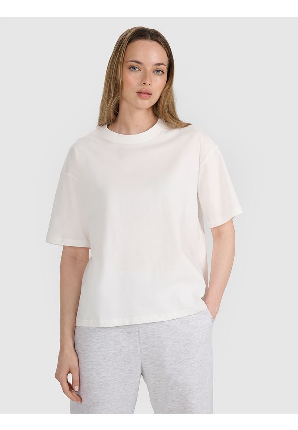 4f - 4F T-shirt oversize z nadrukiem damski - biała S. Okazja: na co dzień. Kolor: biały. Materiał: jersey, tkanina, dzianina, bawełna, materiał. Długość rękawa: krótki rękaw. Długość: krótkie. Wzór: nadruk. Styl: sportowy, klasyczny, casual