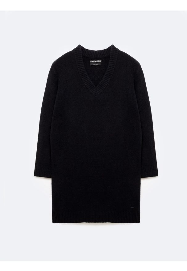 Big-Star - Sukienka damska dzianinowa z dodatkiem wełny czarna Julita 906. Okazja: na co dzień, do pracy. Typ kołnierza: dekolt w serek. Kolor: czarny. Materiał: dzianina, wełna. Wzór: aplikacja. Typ sukienki: proste. Styl: casual, klasyczny