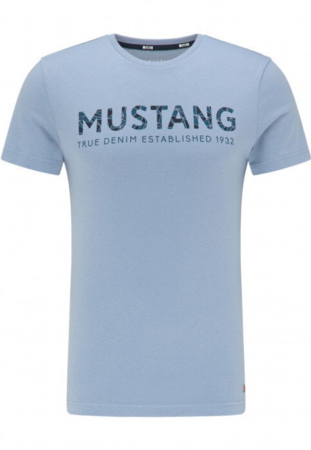 Mustang - MUSTANG Aaron C Print MĘSKI T-SHIRT FADED DENIM 1008958 5124. Materiał: denim. Wzór: nadruk