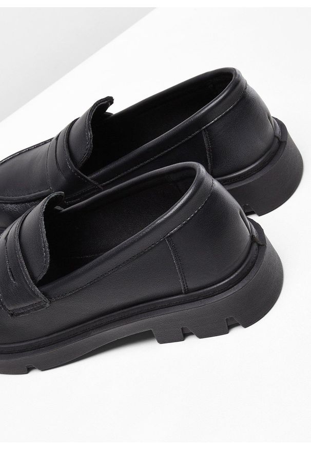 bonprix - Loafersy chunky na lekkiej podeszwie. Kolor: czarny