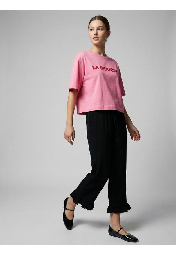 Sinsay - Bawełniana koszulka z napisem LA BRIOCHE - różowy. Kolor: różowy. Materiał: bawełna. Wzór: napisy