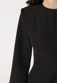 Born2be - Czarna Sukienka VICES o Rozkloszowanym Kroju z Szerokimi Rękawami Natemia. Okazja: na wesele, na imprezę, na ślub cywilny. Kolor: czarny. Materiał: futro. Styl: klasyczny #2