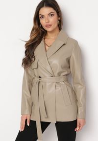 Born2be - Beżowy Dwurzędowy Płaszcz z Imitacji Skóry Kurtka Wiązana w Talii Lepari. Okazja: na co dzień. Kolor: beżowy. Materiał: skóra. Wzór: aplikacja. Sezon: jesień, wiosna. Styl: klasyczny, casual, elegancki #1