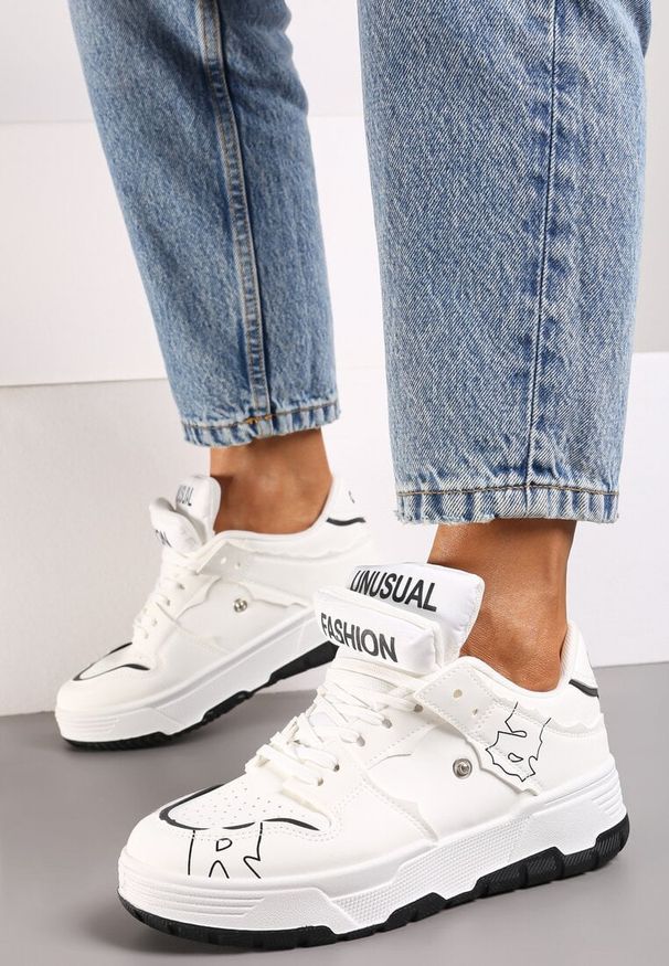 Renee - Białe Sneakersy na Płaskiej Podeszwie Ozdobione Napisami Griefra. Nosek buta: okrągły. Zapięcie: sznurówki. Kolor: biały. Materiał: materiał. Wzór: aplikacja, napisy. Obcas: na płaskiej podeszwie. Wysokość obcasa: niski