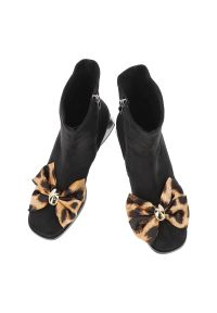 Czarne Botki S.Barski Eleganckie Buty Damskie Z Kokardą. Okazja: na co dzień. Kolor: czarny. Materiał: materiał. Szerokość cholewki: normalna. Wzór: motyw zwierzęcy, aplikacja. Obcas: na obcasie. Styl: elegancki. Wysokość obcasa: średni