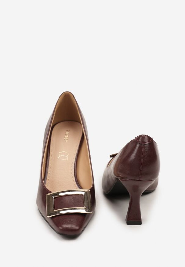 Renee - Bordowe Czółenka Vices ze Skórzaną Wkładką i Metaliczną Klamerką Berrine. Okazja: na spotkanie biznesowe. Kolor: czerwony. Materiał: skóra. Obcas: na obcasie. Styl: biznesowy, retro. Wysokość obcasa: niski