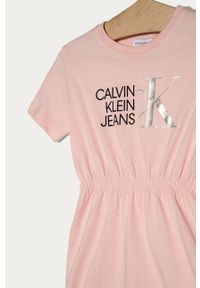 Calvin Klein Jeans - Sukienka dziecięca 104-176 cm. Kolor: różowy. Materiał: bawełna, dzianina. Wzór: nadruk. Typ sukienki: rozkloszowane #3