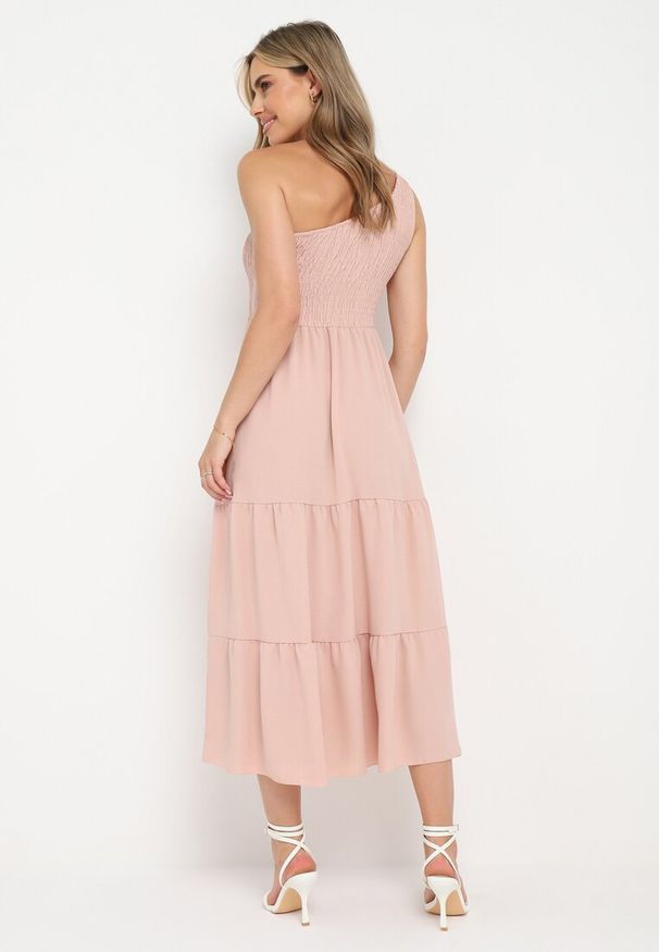 Born2be - Różowa Maxi Sukienka Asymetryczna o Rozkloszowanym Kroju na Jedno Ramię Byrecl. Kolor: różowy. Typ sukienki: asymetryczne. Długość: maxi