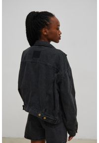 Marsala - Kurtka jeansowa w kolorze WASHED BLACK - RUBI -M/L. Materiał: jeans. Długość rękawa: długi rękaw. Długość: długie. Wzór: aplikacja. Styl: klasyczny, elegancki