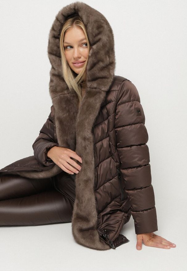 Born2be - Brązowa Pikowana Kurtka z Wiązanym Paskiem i Kapturem z Futerkiem Fenama. Okazja: na spacer, na co dzień. Kolor: brązowy. Materiał: futro. Styl: casual, elegancki
