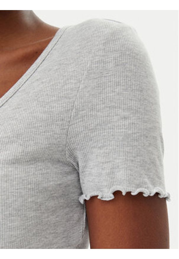 only - ONLY T-Shirt Betty 15311919 Szary Regular Fit. Kolor: szary. Materiał: bawełna