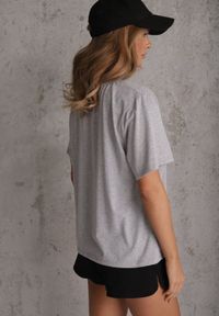 Renee - Szary T-shirt Bawełniany z Dekoltem w V Adozixie. Okazja: na co dzień. Kolor: szary. Materiał: bawełna. Styl: street, casual #5