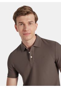 Pako Lorente - PAKO LORENTE - Brązowy t-shirt polo na trzy guziczki. Okazja: na co dzień. Typ kołnierza: polo. Kolor: oliwkowy, czerwony, brązowy, różowy. Materiał: poliester, bawełna. Sezon: jesień. Styl: casual #7