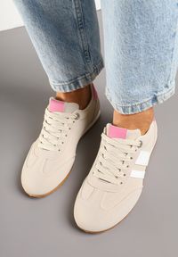 Renee - Beżowe Sneakersy z Geometrycznymi Paskami Desmira. Okazja: na co dzień. Zapięcie: pasek. Kolor: beżowy. Materiał: jeans. Wzór: geometria. Obcas: na płaskiej podeszwie