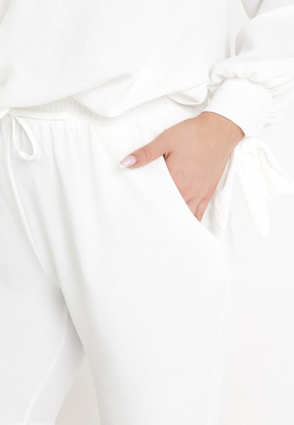 Born2be - Białe Szorty z Gumką w Pasie z Regularnym Stanem Amiala. Okazja: na co dzień. Kolekcja: plus size. Kolor: biały. Styl: casual
