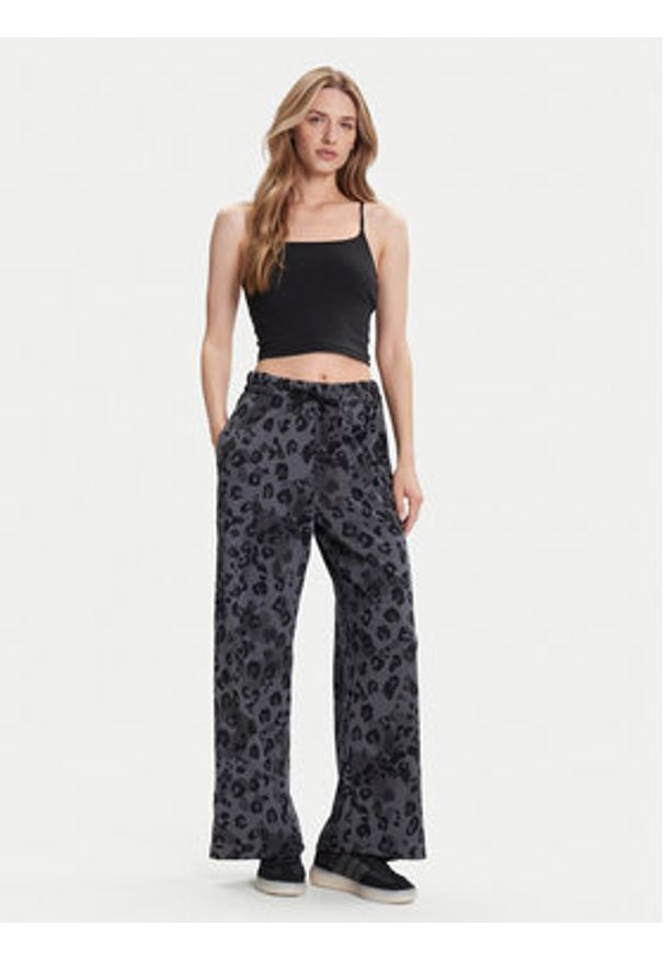 Adidas - adidas Spodnie dresowe Animal Print 3-Stripes JM1839 Beżowy. Kolor: beżowy. Materiał: bawełna. Wzór: nadruk