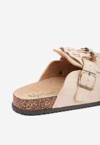 Renee - Beżowe Klapki Mule w Stylu Boho o Fakturze Zamszu z Frędzlami i Koralikami Diassa. Okazja: na co dzień. Kolor: beżowy. Materiał: zamsz. Wzór: aplikacja, haft. Sezon: lato. Styl: boho #8