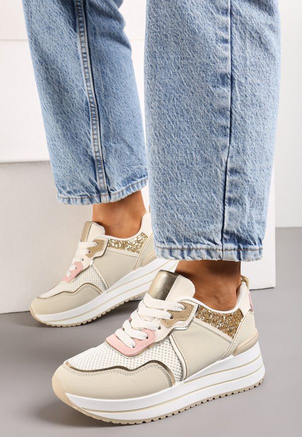 Renee - Beżowe Sneakersy na Niskiej Platformie ze Wstawkami z Brokatu Quinnes. Okazja: na co dzień. Zapięcie: sznurówki. Kolor: beżowy. Obcas: na platformie