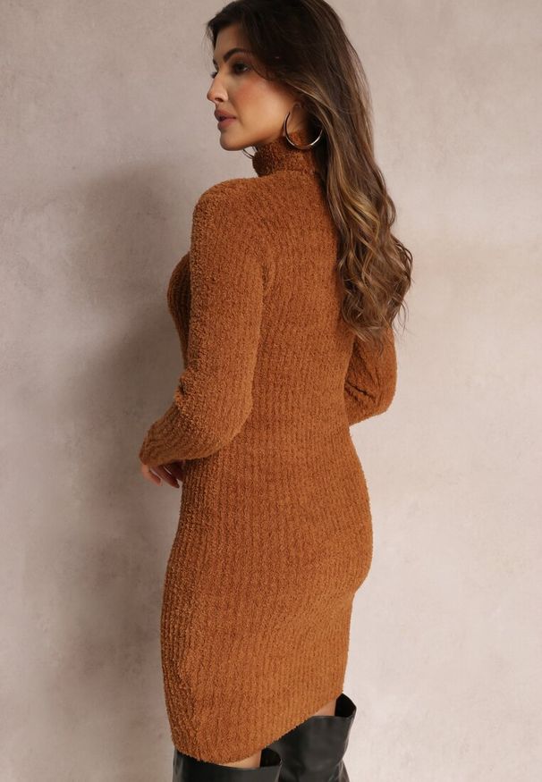 Renee - Brązowa Sweterkowa Sukienka Mini w Prążki z Wełną Klonxe. Typ kołnierza: golf. Kolor: brązowy. Materiał: wełna. Długość rękawa: długi rękaw. Wzór: prążki. Długość: mini