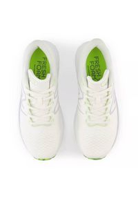 Buty New Balance W WEVOZCS3 białe. Okazja: na co dzień. Kolor: biały. Materiał: guma, materiał. Szerokość cholewki: normalna. Sport: fitness, bieganie