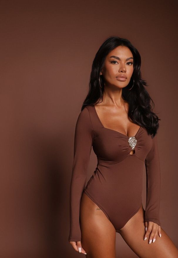 Renee - Brązowe Body z Metaliczną Ozdobą Aferriva. Okazja: na co dzień. Kolor: brązowy. Długość: długie. Wzór: aplikacja. Styl: casual, elegancki