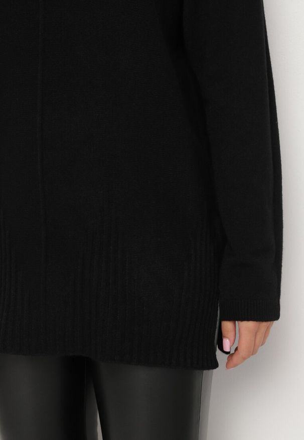 Born2be - Czarny Sweter z Półgolfem z Prążkowanej Dzianiny z Wycięciami po Bokach Rerivra. Kolor: czarny. Materiał: dzianina, prążkowany. Styl: elegancki, wizytowy