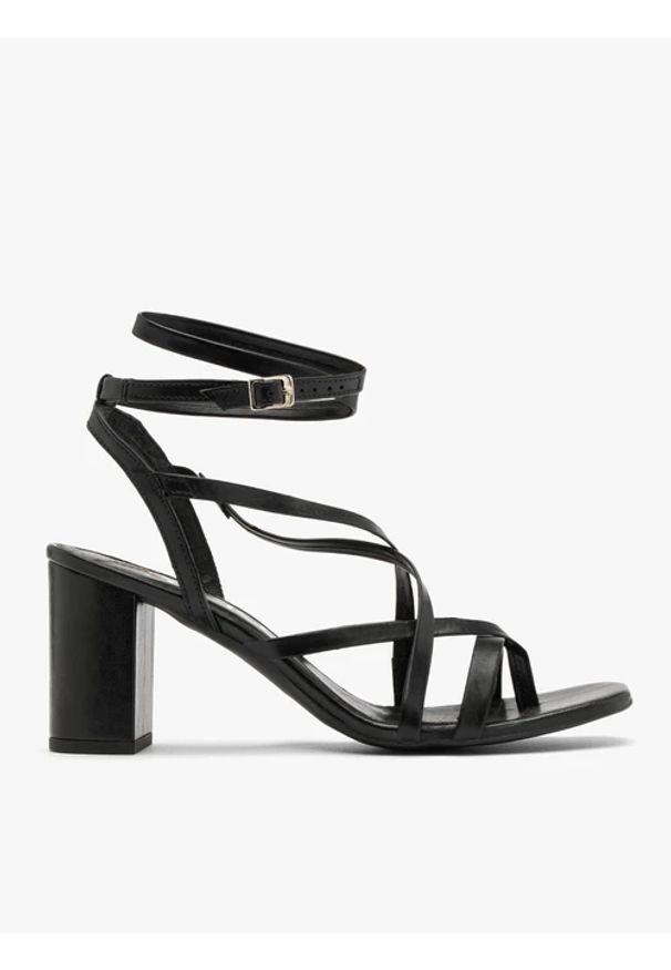 Ryłko - Czarne japonki na obcasie. Kolor: czarny. Materiał: skóra. Obcas: na obcasie. Styl: street. Wysokość obcasa: średni