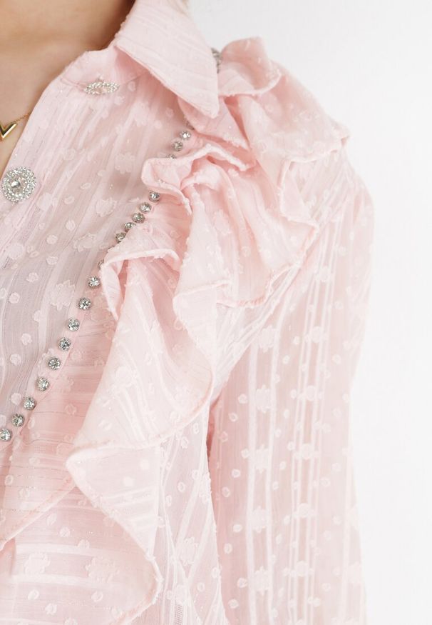 Born2be - Jasnoróżowa Koszula Plumeti z Błyszczącą Nitką i Falbankami Banie. Typ kołnierza: kołnierz z falbankami. Kolor: różowy. Materiał: tkanina. Wzór: aplikacja