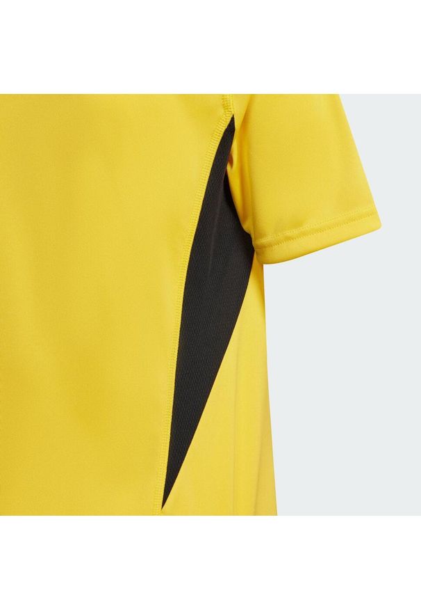 Adidas - Juventus Tiro 23 Training Jersey Juniors. Kolor: żółty. Materiał: jersey. Sport: piłka nożna