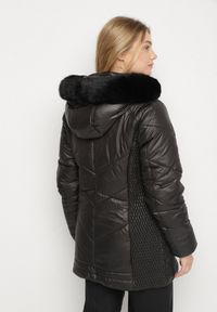 Born2be - Czarna Kurtka z Pikowanymi Przeszyciami i Kapturem z Futerkiem Vevea. Okazja: na spotkanie biznesowe, do pracy, na co dzień, na spacer. Kolekcja: plus size. Kolor: czarny. Materiał: futro. Styl: biznesowy, casual, elegancki #6