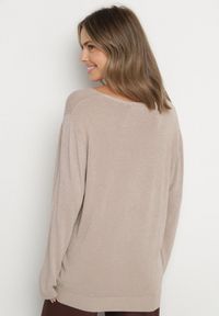 Born2be - Beżowy Wiskozowy Sweter o Pudełkowym Kroju z Metaliczną Nitką Essmia. Okazja: na co dzień, na spacer. Typ kołnierza: dekolt w serek. Kolekcja: plus size. Kolor: beżowy. Materiał: wiskoza. Styl: klasyczny, casual #7
