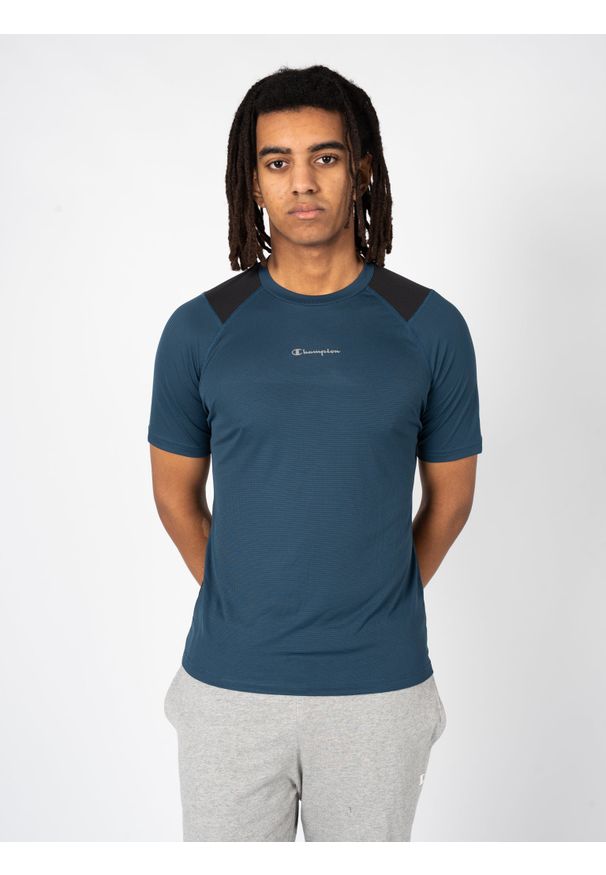 Champion T-Shirt "Tech-Tee" | 218011 | Mężczyzna | Czarny, Niebieski. Okazja: na co dzień. Kolor: niebieski, czarny, wielokolorowy. Materiał: poliester. Wzór: nadruk. Styl: klasyczny, casual