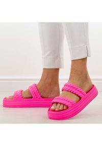 Lekkie piankowe fuksja klapki damskie DiA 51-001. Okazja: na co dzień, do domu. Kolor: różowy. Materiał: tworzywo sztuczne, materiał, dresówka. Sezon: wiosna, lato. Obcas: na platformie. Styl: casual, klasyczny, sportowy #1