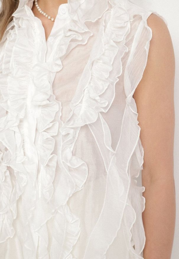 Born2be - Biała Koszula z Ozdobnymi Falbanami Adoria. Kolor: biały. Sezon: wiosna, lato. Styl: klasyczny, elegancki