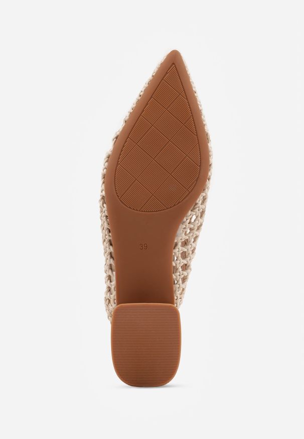 Renee - Ciemnobeżowe Czółenka VICES w typie Slingback z Ażurową Plecioną Cholewką na Słupku Chelvianna. Zapięcie: pasek. Kolor: beżowy. Materiał: satyna. Szerokość cholewki: normalna. Wzór: ażurowy. Obcas: na słupku