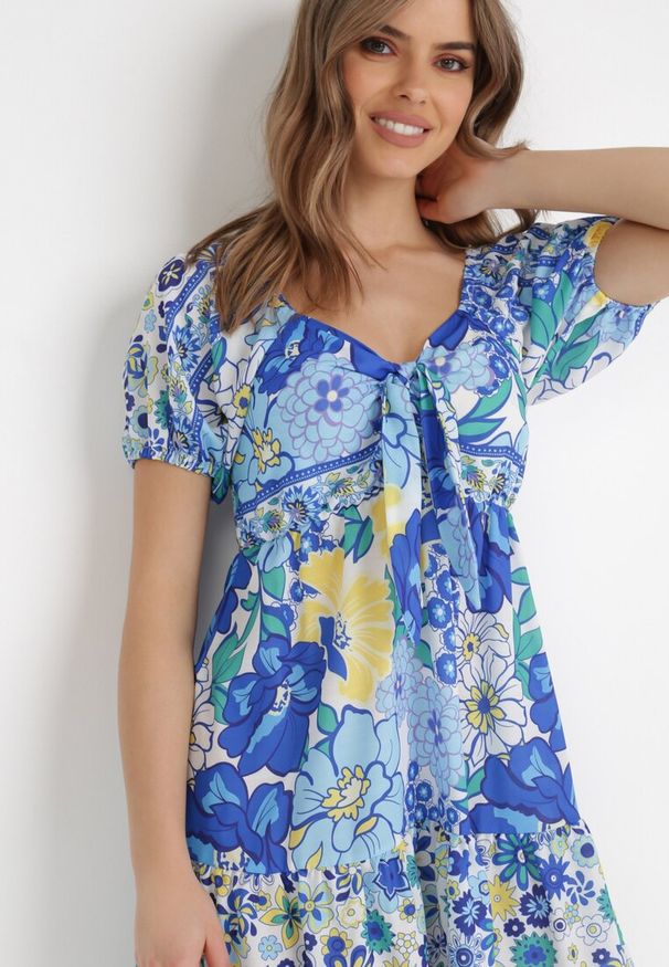 Born2be - Biało-Niebieska Sukienka Ampea. Typ kołnierza: kokarda. Kolor: niebieski. Długość rękawa: krótki rękaw. Wzór: kwiaty, nadruk. Styl: klasyczny. Długość: mini