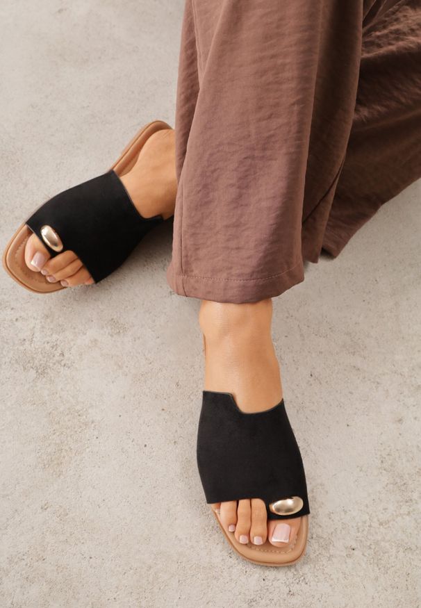 Born2be - Czarne Klapki VICES na Płaskiej Podeszwie z Paskiem na Palec i Aplikacją Oriphite. Okazja: na co dzień. Kolor: czarny. Materiał: jeans, len. Wzór: aplikacja. Obcas: na płaskiej podeszwie. Styl: elegancki, wakacyjny, casual