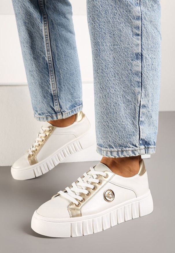 Born2be - Biało-Złote Sneakersy Vices na Grubej Tłoczonej Podeszwie ze Sznurowaniem i Metaliczną Ozdobą Ulfedi. Okazja: na co dzień. Kolor: biały. Materiał: jeans, satyna. Wzór: aplikacja