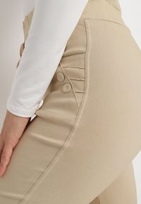 Born2be - Beżowe Spodnie z Elastycznej Bawełny z Gumką w Talii Alanistte. Kolor: beżowy. Materiał: bawełna #3