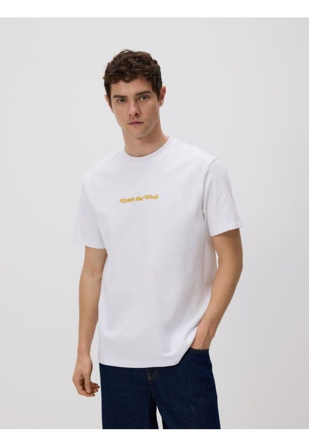 Reserved - T-shirt comfort z nadrukiem na plecach - biały. Kolor: biały. Materiał: dzianina, bawełna. Wzór: nadruk