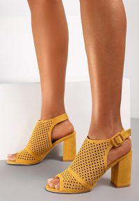 Renee - Żółte Sandały Appima. Nosek buta: okrągły. Zapięcie: pasek. Kolor: żółty. Materiał: materiał. Wzór: aplikacja, jednolity. Obcas: na słupku. Styl: boho