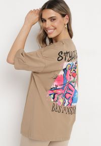 Born2be - Beżowy T-shirt Oversize z Bawełny z Dużym Nadrukiem Kestrella. Kolor: beżowy. Materiał: bawełna. Wzór: nadruk. Styl: elegancki