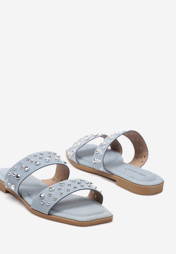 Born2be - Jasnoniebieskie Klapki ozdobione Nitami na Paskach Varisa. Okazja: na co dzień. Kolor: niebieski. Wzór: aplikacja. Styl: casual